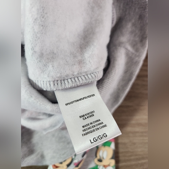 Disney Mickey & Minnie Mouse Ice Skating In Snow Sweatshirt - Picture 4 of 4